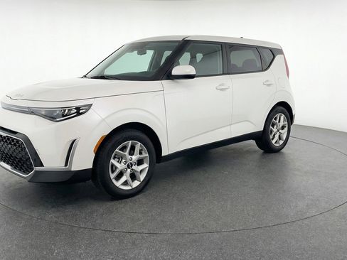 Used 2025 Kia Soul LX w/ LX Technology Package FWD image 3