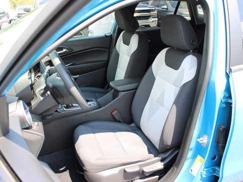 Certified 2025 Chevrolet Trax LS FWD image 9