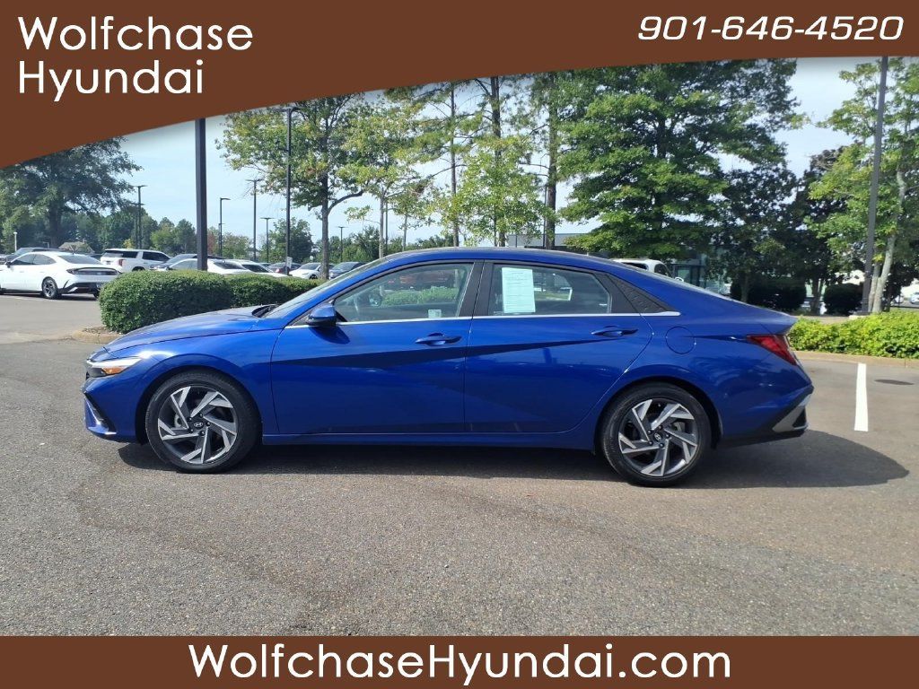 Used 2025 Hyundai Elantra SEL FWD image 2