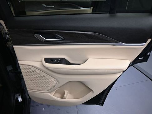 Used 2023 Jeep Grand Cherokee Limited AWD/4WD image 23