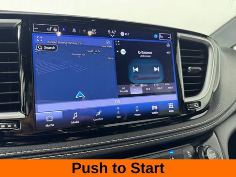 Used 2025 Chrysler Pacifica Limited image 12