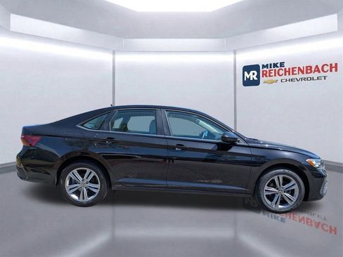 Used 2023 Volkswagen Jetta SE image 3