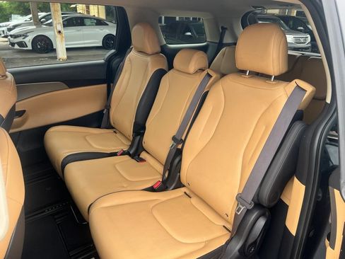 Certified 2024 Kia Carnival LX FWD image 8