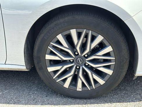 Used 2025 Nissan Altima 2.5 SV FWD image 14