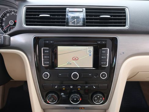 Used 2014 Volkswagen Passat TDI SE image 16