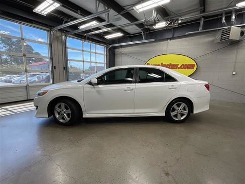Used 2014 Toyota Camry SE w/ Fleet Convenience Package FWD image 2