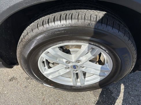 Used 2023 Ford Explorer XLT image 15