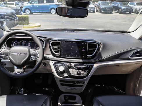Used 2024 Chrysler Pacifica Limited FWD image 13