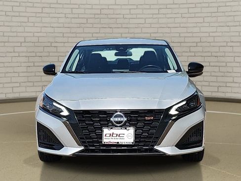 Used 2025 Nissan Altima 2.5 SR image 2