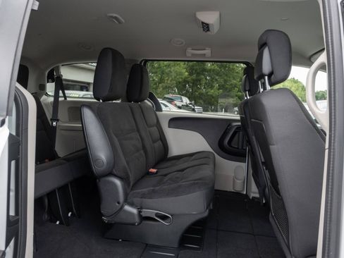 Used 2018 Dodge Grand Caravan SE w/ UConnect Hands-Free Group FWD image 32