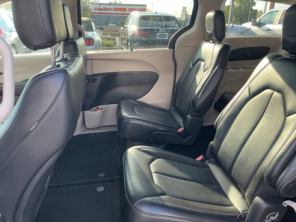 Used 2024 Chrysler Pacifica Touring-L FWD image 11