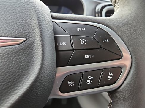 Used 2024 Chrysler Pacifica Select image 26