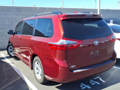 Used 2020 Toyota Sienna LE w/ Carpet Mat Package FWD image 4