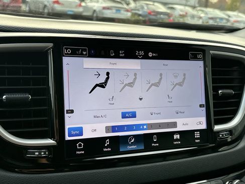 Certified 2024 Chrysler Pacifica Touring-L image 17