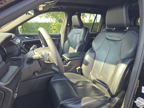 Used 2022 Jeep Grand Cherokee Overland w/ Luxury Tech Group IV AWD/4WD image 23