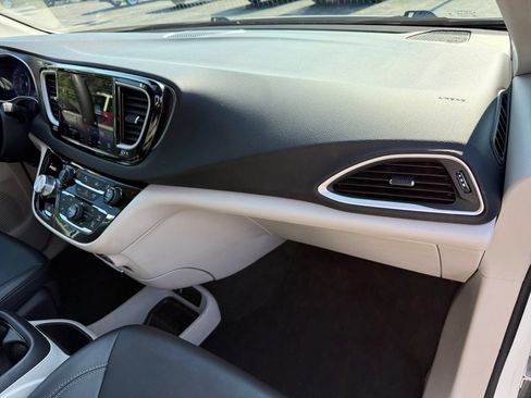 Used 2024 Chrysler Pacifica Touring-L FWD image 16