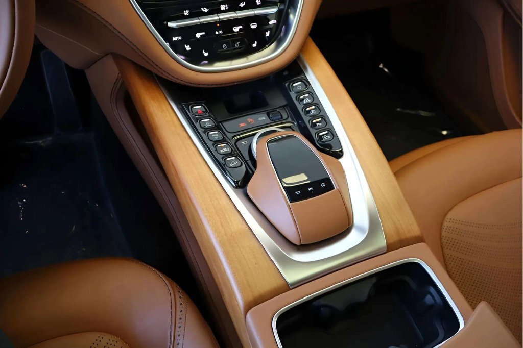 Used 2022 Aston Martin DBX AWD/4WD image 18