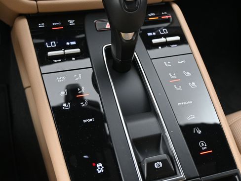 Certified 2025 Porsche Macan image 14