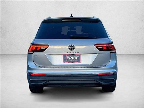 Used 2022 Volkswagen Tiguan SE w/ Panoramic Sunroof Package FWD image 4