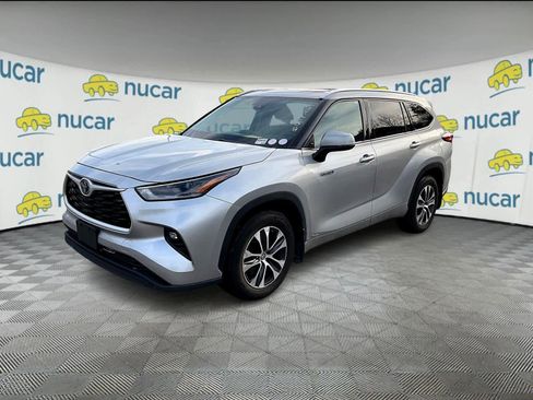 Certified 2021 Toyota Highlander XLE image 2