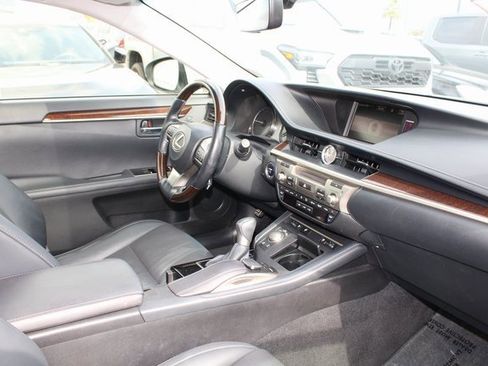 Used 2016 Lexus ES 300h w/ Navigation System Package image 5