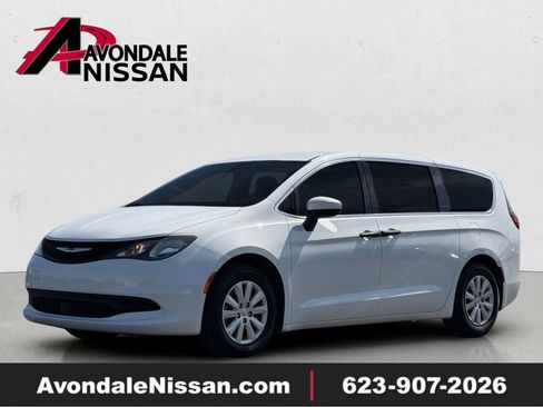 Used 2021 Chrysler Voyager L FWD image 1