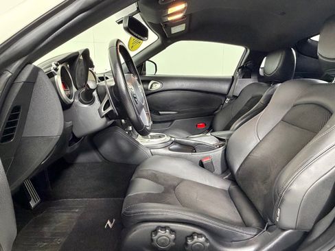 Used 2019 Nissan 370Z Touring Sport RWD image 12