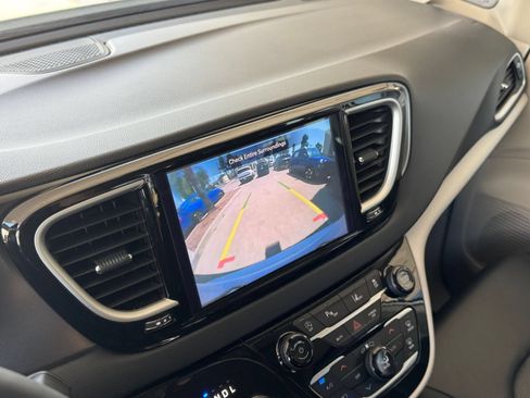 Used 2024 Chrysler Pacifica Touring-L FWD image 25