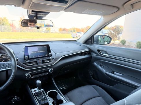 Used 2024 Nissan Altima 2.5 SV FWD image 22