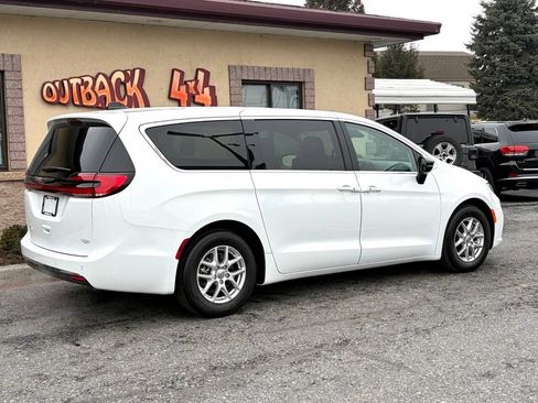 Used 2024 Chrysler Pacifica Touring-L FWD image 2