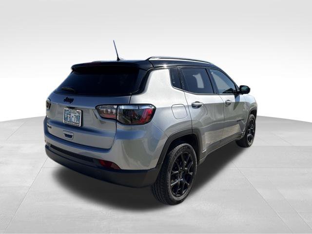 Used 2024 Jeep Compass Latitude w/ Convenience Group AWD/4WD image 3