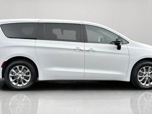 Used 2025 Chrysler Pacifica Select image 5