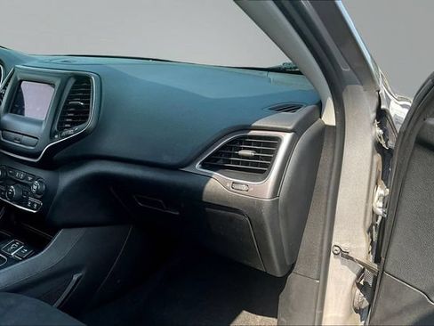Used 2019 Jeep Cherokee Latitude w/ Popular Appearance Group FWD image 26