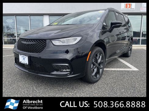 New 2026 Chrysler Pacifica Limited image 1