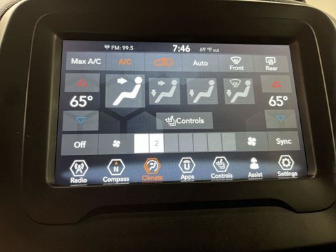 Used 2020 Jeep Renegade Latitude w/ Cold Weather Group FWD image 18
