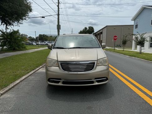 Used 2013 Chrysler Town & Country Touring FWD image 1