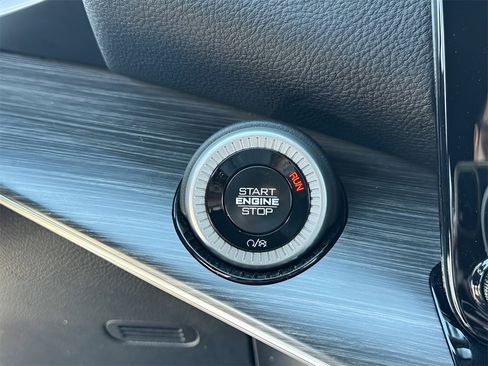 Used 2024 Jeep Wagoneer L Series III w/ Flexible Seating Group image 29