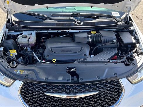 Used 2023 Chrysler Pacifica Touring-L FWD image 28
