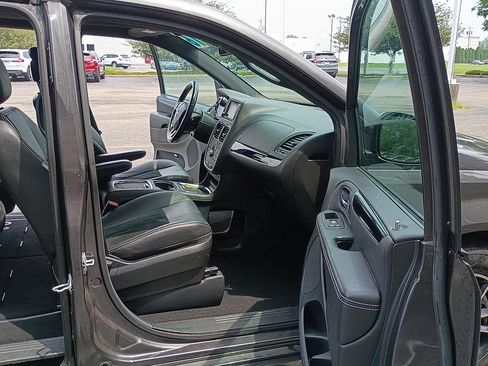 Used 2016 Dodge Grand Caravan SXT FWD image 18