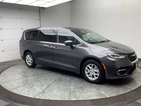 Used 2023 Chrysler Pacifica Touring-L image 39