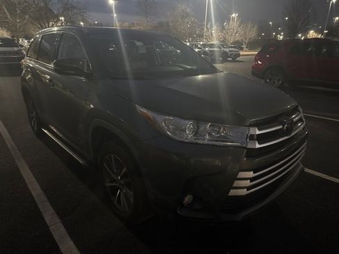 Used 2019 Toyota Highlander XLE image 3