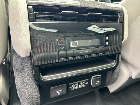 Used 2022 Jeep Wagoneer Series II w/ Premium Group I AWD/4WD image 29