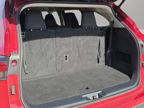 Used 2024 Toyota Highlander LE image 9