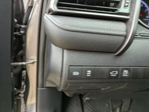 Used 2019 Toyota Camry SE image 10