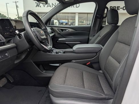 Used 2025 Chevrolet Traverse LT image 26