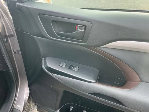 Used 2019 Toyota Highlander LE AWD/4WD image 30