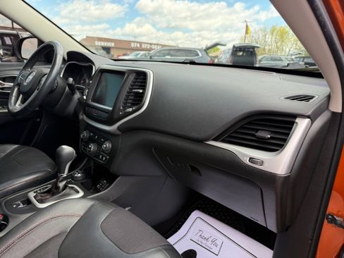 Used 2014 Jeep Cherokee Trailhawk w/ Comfort/Convenience Group AWD/4WD image 12