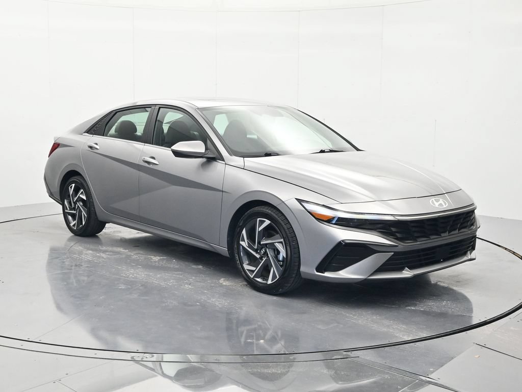Used 2025 Hyundai Elantra SEL FWD image 3