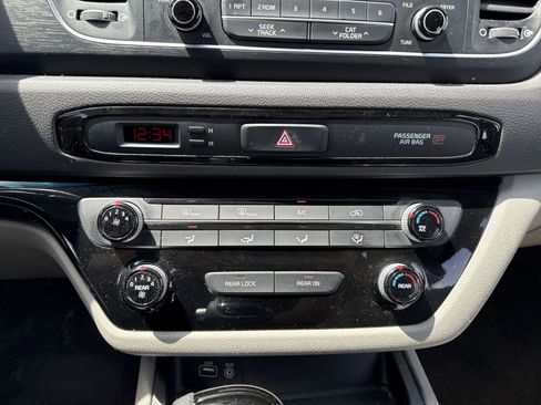 Used 2015 Kia Sedona L FWD image 16