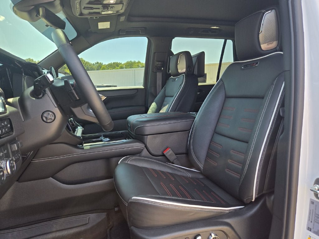 Used 2025 GMC Yukon AT4 Ultimate w/ LPO, AT4 Appearance Package AWD/4WD image 9
